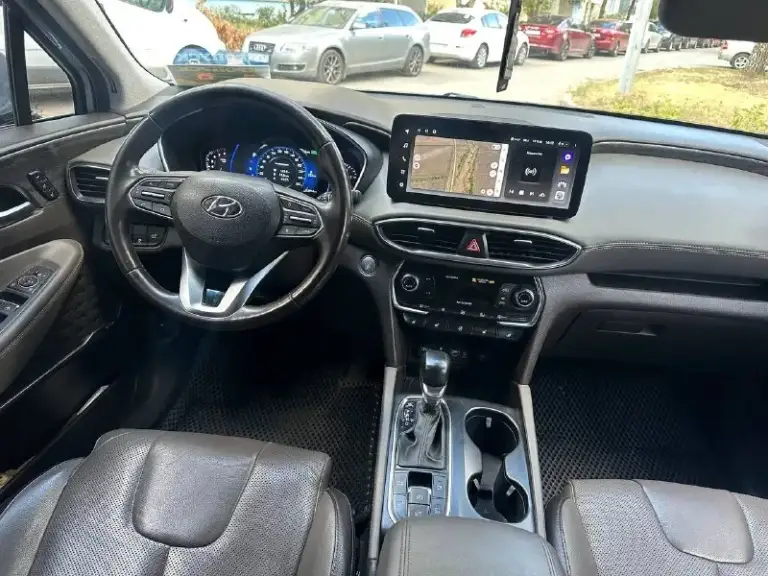Продаю свой hyundai santa fe 2020 года
Этот кроссовер в идеальном состоянии, никогда не подводил меня, и я уверен, что станет отличным выбором для нового владельца.
Технические характеристики:
• Двигатель: 2.4 л — мощный и экономичный, работает как часы.
• Коробка передач: классический автомат — переключения плавные, без рывков.
• Ходовая часть: в отличном состоянии, обеспечивает комфорт и безопасность на дороге.
• Пробег: оригинальный, любые проверки.
Комплектация:
Этот автомобиль оснащен всем необходимым для комфортных поездок:
• Роскошный кожаный салон — приятно садиться за руль!
• Панорамная крыша — наслаждайтесь солнечными днями и звездными ночами.
• Память сидений — удобно подстраивать под себя.
• Подогрев и вентиляция сидений с несколькими режимами — комфорт в любую погоду.
• Подогрев руля — особенно приятно зимой.
• И это еще не все!
Я единственный владелец, и автомобиль всегда проходил регулярное обслуживание. Не было ни одного серьезного дтп — только аккуратна
📞 Звоните: +7(959)5339262 - фотография - 8