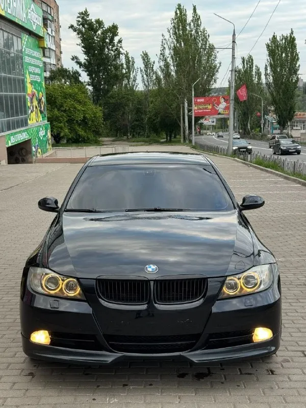 Продается bmw е90⚡️🌪
Двигатель 2.0 литра, едет  бодро, резво, в своем классе пуля. 🚀
Хорошо переключает, не пинает, все работает как часы. 👌
Машина 2006 года.
Не стучит не гремит работает все ровно. 🤌
Полный порядок с переоформлением
Цена 1.1🍋
Машина обслужена, от а до я. ..
Находится в донецке. ..
Все вопросы 👇👇👇
+79495208435 Телеграм
📞 Звоните: +7(949)5208435 - фотография - 1
