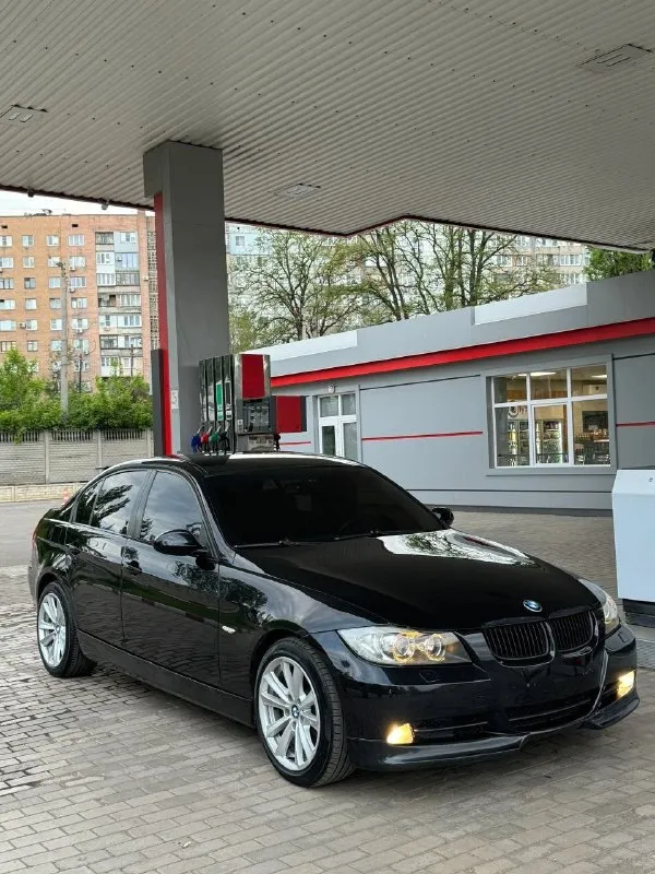Продается bmw е90⚡️🌪
Двигатель 2.0 литра, едет  бодро, резво, в своем классе пуля. 🚀
Хорошо переключает, не пинает, все работает как часы. 👌
Машина 2006 года.
Не стучит не гремит работает все ровно. 🤌
Полный порядок с переоформлением
Цена 1.1🍋
Машина обслужена, от а до я. ..
Находится в донецке. ..
Все вопросы 👇👇👇
+79495208435 Телеграм
📞 Звоните: +7(949)5208435 - фотография - 2
