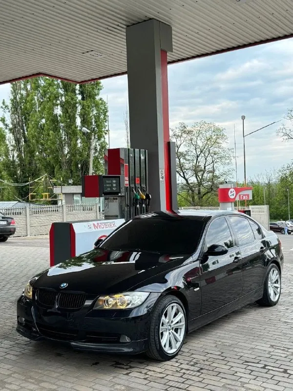 Продается bmw е90⚡️🌪
Двигатель 2.0 литра, едет  бодро, резво, в своем классе пуля. 🚀
Хорошо переключает, не пинает, все работает как часы. 👌
Машина 2006 года.
Не стучит не гремит работает все ровно. 🤌
Полный порядок с переоформлением
Цена 1.1🍋
Машина обслужена, от а до я. ..
Находится в донецке. ..
Все вопросы 👇👇👇
+79495208435 Телеграм
📞 Звоните: +7(949)5208435 - фотография - 4