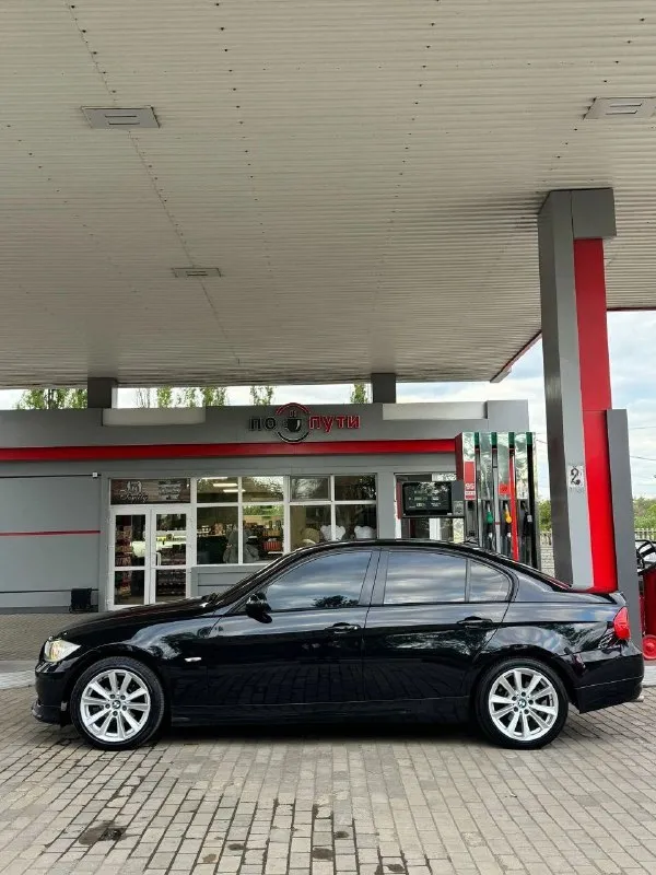 Продается bmw е90⚡️🌪
Двигатель 2.0 литра, едет  бодро, резво, в своем классе пуля. 🚀
Хорошо переключает, не пинает, все работает как часы. 👌
Машина 2006 года.
Не стучит не гремит работает все ровно. 🤌
Полный порядок с переоформлением
Цена 1.1🍋
Машина обслужена, от а до я. ..
Находится в донецке. ..
Все вопросы 👇👇👇
+79495208435 Телеграм
📞 Звоните: +7(949)5208435 - фотография - 5