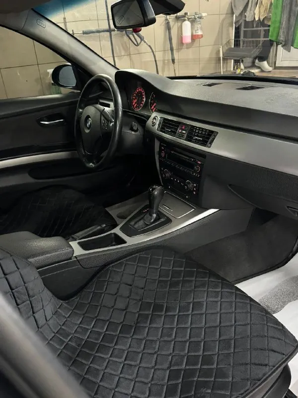 Продается bmw е90⚡️🌪
Двигатель 2.0 литра, едет  бодро, резво, в своем классе пуля. 🚀
Хорошо переключает, не пинает, все работает как часы. 👌
Машина 2006 года.
Не стучит не гремит работает все ровно. 🤌
Полный порядок с переоформлением
Цена 1.1🍋
Машина обслужена, от а до я. ..
Находится в донецке. ..
Все вопросы 👇👇👇
+79495208435 Телеграм
📞 Звоните: +7(949)5208435 - фотография - 7