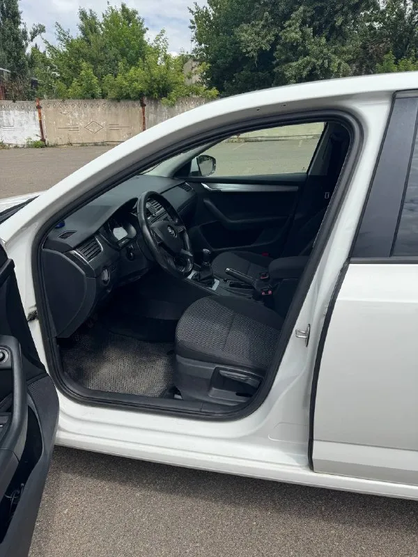 Продаю skoda octavia а7 ✅
Год 2014✅
Мотор 1.4 турбо ✅
Коробка механическая ✅
Без дтп ✅
Машина чешской сборки✅
2014 Год(машина всю жизнь в одних руках с автосалона)
Механическая трансмиссия
237 000 Пробега
Масло не кушает, в отличном состоянии, рыжиков и гнили нет, отличная динамика и управляемость, кондиционер работает все подогревы работают, нет ни единой ошибки, ничего не стучит, не гремит, не торохтит, салон в отличном состоянии, ничего не затерто и не замято,17 кованные диски на резине мишлен, зима на оригинальных дисках шипованых шинах(тоже мишлен), за машиной следили и обслуживали раньше положенного времени, замена масла каждые 6000км, колодки и тормозные диски в круг ate, по машине ничего делать не нужно, сел и поехал куда угодно, уверен кто первый приедет, тот и заберет.
За более подробной информацией звоните.
Цена: 955.000

Осмотр: г. Макеевка
Телефон для связи +7 949 485 64 94 (телеграмм) - фотография - 4