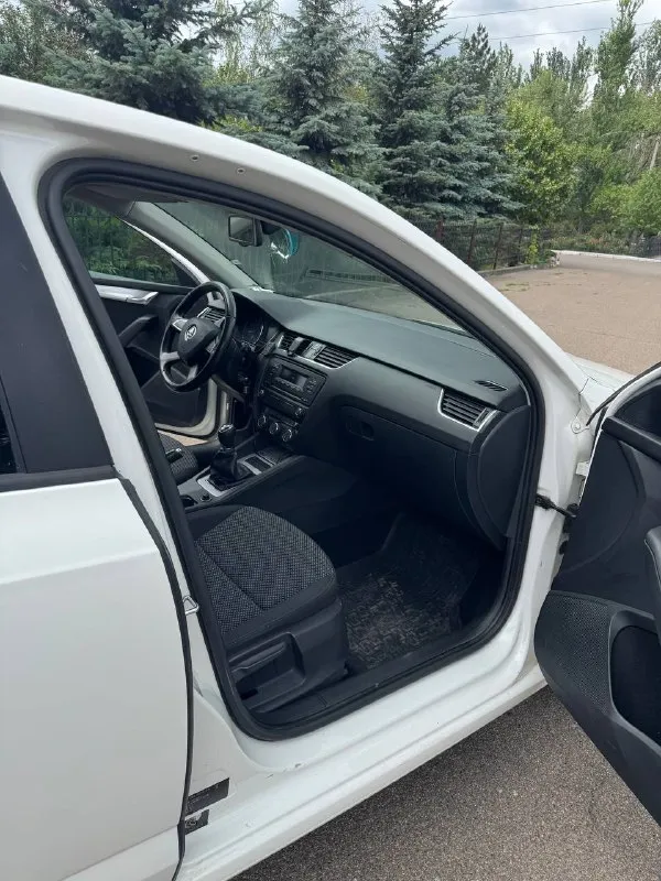Продаю skoda octavia а7 ✅
Год 2014✅
Мотор 1.4 турбо ✅
Коробка механическая ✅
Без дтп ✅
Машина чешской сборки✅
2014 Год(машина всю жизнь в одних руках с автосалона)
Механическая трансмиссия
237 000 Пробега
Масло не кушает, в отличном состоянии, рыжиков и гнили нет, отличная динамика и управляемость, кондиционер работает все подогревы работают, нет ни единой ошибки, ничего не стучит, не гремит, не торохтит, салон в отличном состоянии, ничего не затерто и не замято,17 кованные диски на резине мишлен, зима на оригинальных дисках шипованых шинах(тоже мишлен), за машиной следили и обслуживали раньше положенного времени, замена масла каждые 6000км, колодки и тормозные диски в круг ate, по машине ничего делать не нужно, сел и поехал куда угодно, уверен кто первый приедет, тот и заберет.
За более подробной информацией звоните.
Цена: 955.000

Осмотр: г. Макеевка
Телефон для связи +7 949 485 64 94 (телеграмм) - фотография - 7