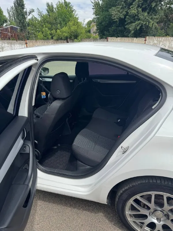 Продаю skoda octavia а7 ✅
Год 2014✅
Мотор 1.4 турбо ✅
Коробка механическая ✅
Без дтп ✅
Машина чешской сборки✅
2014 Год(машина всю жизнь в одних руках с автосалона)
Механическая трансмиссия
237 000 Пробега
Масло не кушает, в отличном состоянии, рыжиков и гнили нет, отличная динамика и управляемость, кондиционер работает все подогревы работают, нет ни единой ошибки, ничего не стучит, не гремит, не торохтит, салон в отличном состоянии, ничего не затерто и не замято,17 кованные диски на резине мишлен, зима на оригинальных дисках шипованых шинах(тоже мишлен), за машиной следили и обслуживали раньше положенного времени, замена масла каждые 6000км, колодки и тормозные диски в круг ate, по машине ничего делать не нужно, сел и поехал куда угодно, уверен кто первый приедет, тот и заберет.
За более подробной информацией звоните.
Цена: 955.000

Осмотр: г. Макеевка
Телефон для связи +7 949 485 64 94 (телеграмм) - фотография - 8
