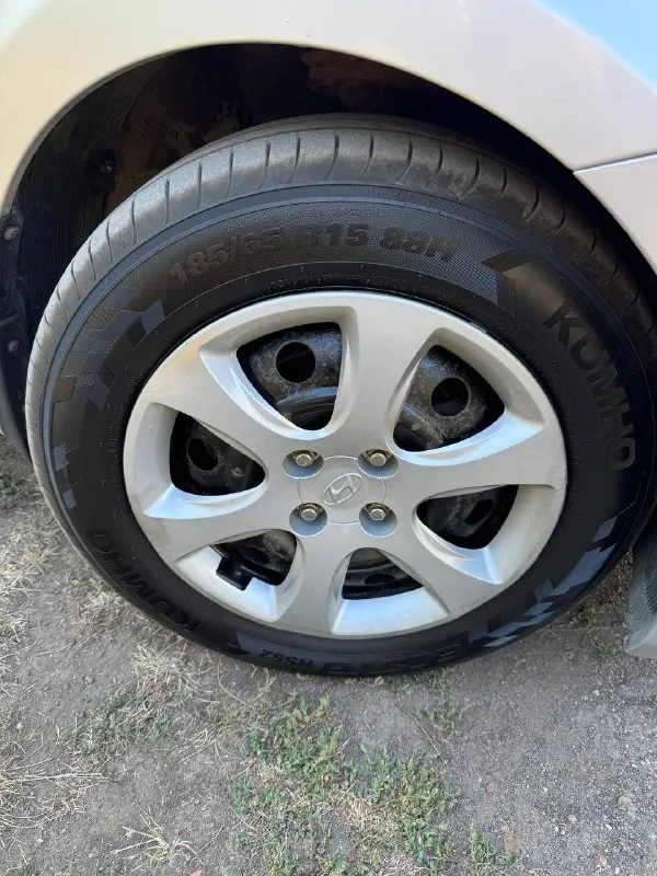 Продам hyundai solaris 2012 года !
Объем двигателя: 1.6( цепной надежный мотор)
Коробка передач-5-ступенчатая механика
Пробег:170.000 км
По кузову в хорошем состоянии, без гнили и ржавчины
Машина в отличном техническом состоянии
4.000 Км назад было сделано то:
-Замена антифриза
-Замена тормозной жидкости
-Замена жидкости гур
-Замена масла и фильтров
-Замена задних сайлентблоков
-Перезаправка кондиционера ( дует на 5/5)
Удалил катализатор, и перепрошил !!!
Расход топлива- 6.7 л/100 км
На машине стоит хорошая летняя резина
Kumho 24 года выпуска, свежая, проехала очень мало
В подарок отдам почти новую зимнюю резину kumho!
Не такси, не каршеринг!
Все дополнительные вопросы по телефону:
+79495219479
Цена:685.000 тыс рублей - фотография - 1