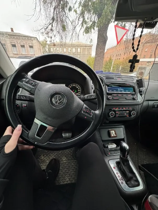 Продаётся volkswagen tiguan, 2012 год
💰 Цена: 1 650 000 ₽
📍 Луганск
⚙️ 2.0 Tsi (cawa, 170 л. С. ) / aisin / пробег 190 000 км
⸻
Живой, честный tiguan с богатой комплектацией и полной историей обслуживания.
Не перекуп, не «лишь бы продать».
Мы — поклонники марки volkswagen, брали авто для себя, со знанием дела и с любовью.
⸻
⚙️ Кратко по авто:
• ✅ Коробка aisin — обслужена, работает чётко
• ✅ Cawa 170 л. С. — в идеальном состоянии, масло не ест, работает ровно
• ✅ Пробег — 190 000 км родной, не смотан
• ✅ Ходовая вся обслужена — с умом и не дёшево:
👉 Запчасти sachs, bosch, никаких “ноунеймов”
• ✅ Кондиционер холодит, печка работает отлично
• ✅ Своевременная замена всех жидкостей и фильтров
• ✅ — Сухой, чистый и надёжный
Разгон уверенный и ровный, без провалов.
Авто едет быстро и легко, мотор тянет отлично.
Из-за обслуженной топливной и идеальному состоянию двигателя — реализует весь потенциал 170 сил‼️
Топливная система — в идеале:
• Проведено полное
📞 Звоните: +7(959)5051034 - фотография - 5