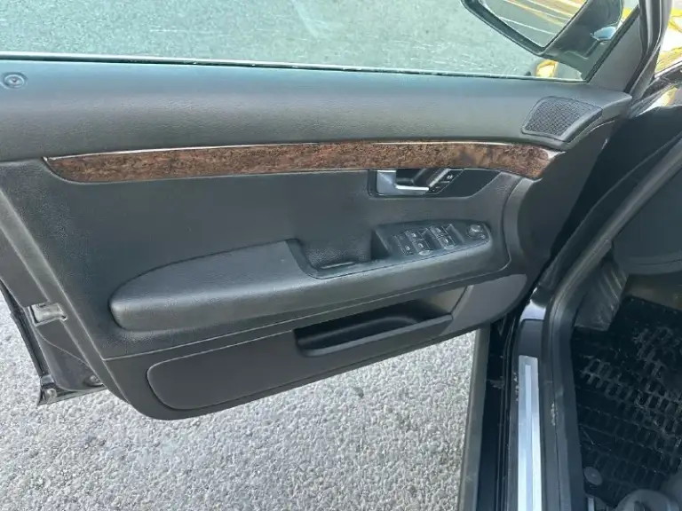 Audi а4 2007 года, пробег 239000 км. Комплектация sline. Кожаный салон, круиз контроль, климат контроль, датчики дождя и света, цена 800000₽ есть торг. С документами все в порядке, обращаться по номеру +79590353738 или в личку
📞 Звоните: +7(959)0353738 - фотография - 3