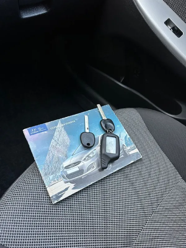 Продам: hyundai accent 1.6 (solaris)
Год выпуска: 2012
Топливо: бензин / газ
Тип кпп: механическая
Пробег: 208.000 км
✅ 1 Владелец по птс❗
- Автомобиль в хорошем состоянии, гаражное хранение.
Масло, фильтра, антифриз, колодки, аккумулятор, резина - заменены.
✅ Двигатель: 1.6л - масло не расходует, работает отлично.
- По ходовой части без нареканий. Новые амортизаторы, втулки и стойки.
✅ Комплектация:
- Сигнализация (с авто-запуском)
- Кондиционер
- Подогрев сидений
- Камера зад. Вида
- 2 Комплекта ключей
- 2 Комплекта колес
- Новый комплект гбо в подарок❗
✅ Документы:
- Птс оригинал, без штрафов и ограничений на регистрацию.
- Продажа с переоформлением в мрео❗
📍Осмотр в г. Донецк, калининский р-н.
Цена: 730.000 руб (+ торг у авто)
📞🇷🇺Звоните: +79493947904 - фотография - 10