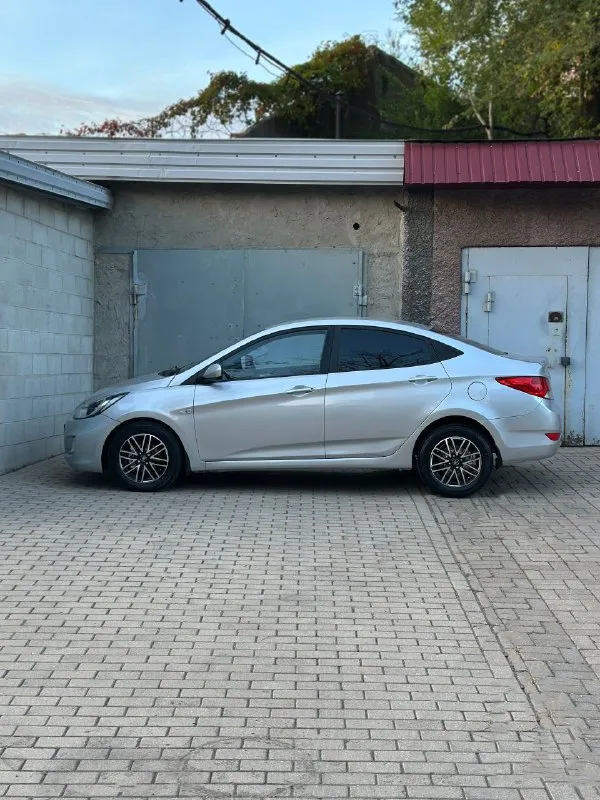 Продам: hyundai accent 1.6 (solaris)
Год выпуска: 2012
Топливо: бензин / газ
Тип кпп: механическая
Пробег: 208.000 км
✅ 1 Владелец по птс❗
- Автомобиль в хорошем состоянии, гаражное хранение.
Масло, фильтра, антифриз, колодки, аккумулятор, резина - заменены.
✅ Двигатель: 1.6л - масло не расходует, работает отлично.
- По ходовой части без нареканий. Новые амортизаторы, втулки и стойки.
✅ Комплектация:
- Сигнализация (с авто-запуском)
- Кондиционер
- Подогрев сидений
- Камера зад. Вида
- 2 Комплекта ключей
- 2 Комплекта колес
- Новый комплект гбо в подарок❗
✅ Документы:
- Птс оригинал, без штрафов и ограничений на регистрацию.
- Продажа с переоформлением в мрео❗
📍Осмотр в г. Донецк, калининский р-н.
Цена: 730.000 руб (+ торг у авто)
📞🇷🇺Звоните: +79493947904 - фотография - 4