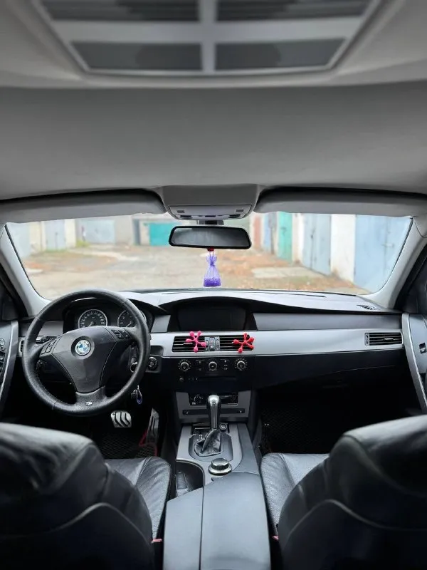Продам bmw 525i 2006 год
Двигатель : 2.5 ат (218 л. С)🚀
Пробег : 283.000 км
Машина в отличном состоянии, как технически так и внешне.
Комплектация : обогрев лобового, заднего и боковых стекл, обогрев руля, электро-регулировка сидений, адаптивная коробка, адаптивная оптика, партроники, старт-стоп, ангельские глазки, адаптивная рулевая рейка, провождение домой, шторка заднего стекла, подогрев сидений и многое другое.
В машине стоит хорошая музыка, качественная и в тоже время приятная к слуху.
R19, обвес на автомобиль делала компания yk.
Имеется аварийный комплект и запаска, полностью новые ( не тронуты вовсе )✅
С 2018 года ведется книга, которая велась каждый владельцем, там описано каждое то автомобиля ( имеется на руках )✅
3 Комплекта ключей.
Новая летняя резина, а также диски r17

Цена : 1.050.000 рублей.
Готовы на любые проверки за ваш счет ✅
Звонить по номеру телефона : +79496072294 - фотография - 2