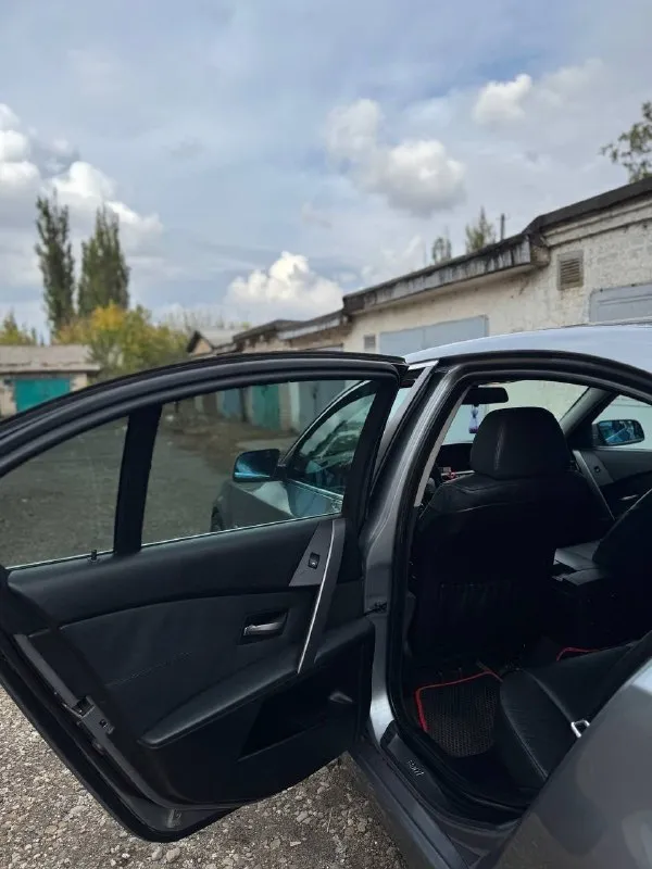 Продам bmw 525i 2006 год
Двигатель : 2.5 ат (218 л. С)🚀
Пробег : 283.000 км
Машина в отличном состоянии, как технически так и внешне.
Комплектация : обогрев лобового, заднего и боковых стекл, обогрев руля, электро-регулировка сидений, адаптивная коробка, адаптивная оптика, партроники, старт-стоп, ангельские глазки, адаптивная рулевая рейка, провождение домой, шторка заднего стекла, подогрев сидений и многое другое.
В машине стоит хорошая музыка, качественная и в тоже время приятная к слуху.
R19, обвес на автомобиль делала компания yk.
Имеется аварийный комплект и запаска, полностью новые ( не тронуты вовсе )✅
С 2018 года ведется книга, которая велась каждый владельцем, там описано каждое то автомобиля ( имеется на руках )✅
3 Комплекта ключей.
Новая летняя резина, а также диски r17

Цена : 1.050.000 рублей.
Готовы на любые проверки за ваш счет ✅
Звонить по номеру телефона : +79496072294 - фотография - 5