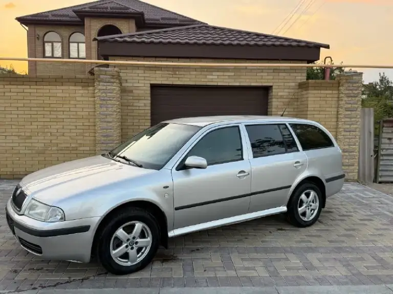 Продам skoda octavia тур универсал с легендарным мотором 1.9 дизель 6 ступенчатая коробка механика автомобиль в отличном состоянии весь родной краски за исключением двух деталей с родным пробегом машина была куплена новой в автосалоне один собственник комплектация элеганс все вопросы по телефону
🚗Марка шкода октавия
⚙Мотор 1.9 дизель
🏃🏾‍♂‍➡Пробег 270 тысяч км
📦Коробка механика 6 ст
📅Год выпуска 2004
💶Цена 560 тысяч рублей
☎Тел +79497257498 - фотография - 6