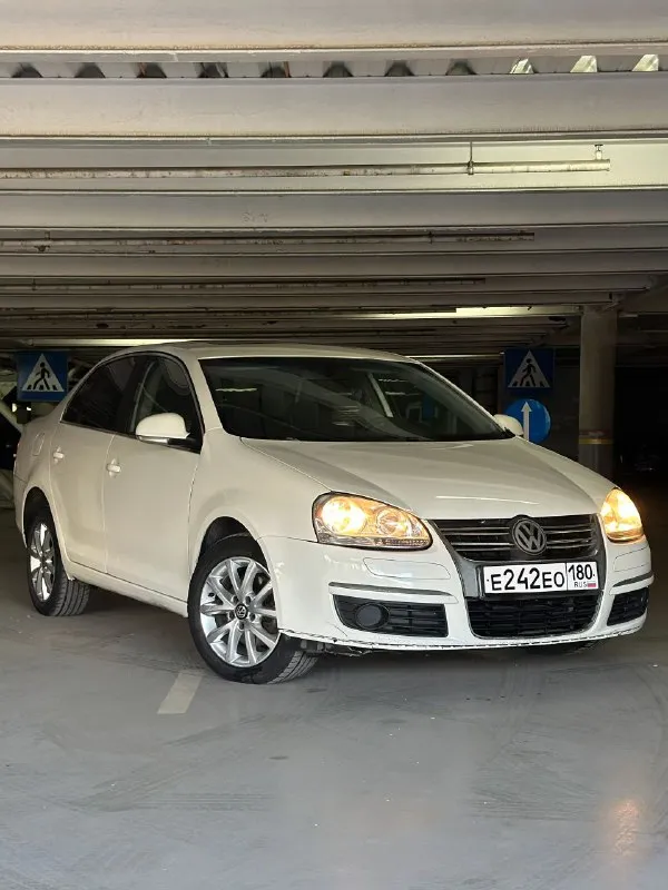 Volkswagen jetta 2007 года выпуска в комплектации se.
Мотор 2.5 л. На 170 л. С. , акпп aisin 6 ступеней. Кожаный салон с перфорацией, люк, подогревы сидений, рабочий кондиционер, хорошая штатная мультимедиа, мультируль, 4 электростеклоподъёмника. Дорого обслуженная ходовая часть, свежее масло в двс.
Живой, обслуженный автомобиль с хорошей техникой в полностью исправном состоянии.
Один собственник по птс.
Зеркальный номер в подарок.
Пробег: 223 000 км.
Цена: 580 000 ₽
Телефон: +79494051002 - фотография - 1