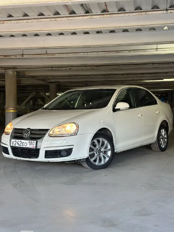 Volkswagen jetta 2007 года выпуска в комплектации se.
Мотор 2.5 л. На 170 л. С. , акпп aisin 6 ступеней. Кожаный салон с перфорацией, люк, подогревы сидений, рабочий кондиционер, хорошая штатная мультимедиа, мультируль, 4 электростеклоподъёмника. Дорого обслуженная ходовая часть, свежее масло в двс.
Живой, обслуженный автомобиль с хорошей техникой в полностью исправном состоянии.
Один собственник по птс.
Зеркальный номер в подарок.
Пробег: 223 000 км.
Цена: 580 000 ₽
Телефон: +79494051002 - фотография - 2