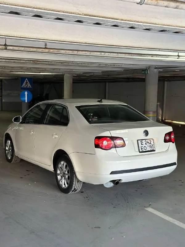 Volkswagen jetta 2007 года выпуска в комплектации se.
Мотор 2.5 л. На 170 л. С. , акпп aisin 6 ступеней. Кожаный салон с перфорацией, люк, подогревы сидений, рабочий кондиционер, хорошая штатная мультимедиа, мультируль, 4 электростеклоподъёмника. Дорого обслуженная ходовая часть, свежее масло в двс.
Живой, обслуженный автомобиль с хорошей техникой в полностью исправном состоянии.
Один собственник по птс.
Зеркальный номер в подарок.
Пробег: 223 000 км.
Цена: 580 000 ₽
Телефон: +79494051002 - фотография - 5
