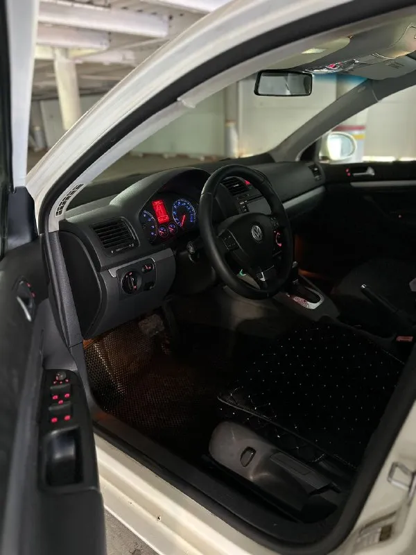 Volkswagen jetta 2007 года выпуска в комплектации se.
Мотор 2.5 л. На 170 л. С. , акпп aisin 6 ступеней. Кожаный салон с перфорацией, люк, подогревы сидений, рабочий кондиционер, хорошая штатная мультимедиа, мультируль, 4 электростеклоподъёмника. Дорого обслуженная ходовая часть, свежее масло в двс.
Живой, обслуженный автомобиль с хорошей техникой в полностью исправном состоянии.
Один собственник по птс.
Зеркальный номер в подарок.
Пробег: 223 000 км.
Цена: 580 000 ₽
Телефон: +79494051002 - фотография - 7