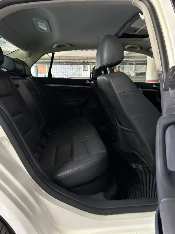 Volkswagen jetta 2007 года выпуска в комплектации se.
Мотор 2.5 л. На 170 л. С. , акпп aisin 6 ступеней. Кожаный салон с перфорацией, люк, подогревы сидений, рабочий кондиционер, хорошая штатная мультимедиа, мультируль, 4 электростеклоподъёмника. Дорого обслуженная ходовая часть, свежее масло в двс.
Живой, обслуженный автомобиль с хорошей техникой в полностью исправном состоянии.
Один собственник по птс.
Зеркальный номер в подарок.
Пробег: 223 000 км.
Цена: 580 000 ₽
Телефон: +79494051002 - фотография - 8