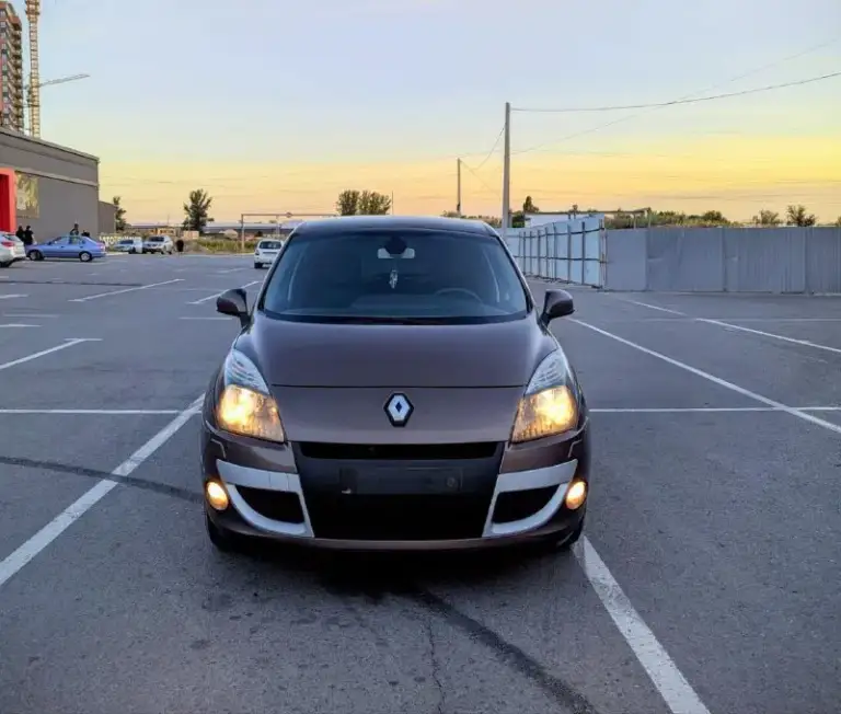 Renault scenic iii, 2.0, 1 хозяин, без дтп, идеальное состояние!
Продаётся renault scenic 2011 года в состоянии нового. Машина по принципу «сел и поехал» без подводных камней.
​Характеристики:
​Двигатель: 2.0 л (140 л. С. ), бензин
​Коробка: автоматическая (классический гидротрансформатор)
​Пробег: 140 000 км (оригинальный)
​Владельцы: 1
​Птс: оригинал
​Ключевые преимущества:
​Идеальная автотека: без дтп, расчётов и выплат.
​Заводской окрас: ни одна деталь не перекрашивалась.
​Все стёкла родные: включая лобовое.
​Богатая комплектация: двухзонный климат-контроль, круиз-контроль, датчики света/дождя, акпп tiptronic и др.
​Отличное техническое состояние: полностью обслужен. Запаска ни разу не ставилась.
​Любые проверки приветствуются. Машина для тех, кто ценит честность.
​Цена:
Торг у капота.
Телефон: телеграм +79490036029 - фотография - 2