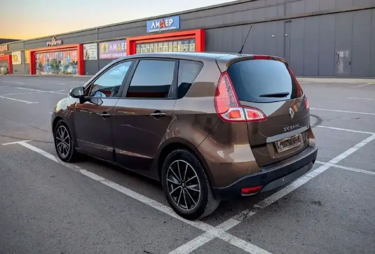Renault scenic iii, 2.0, 1 хозяин, без дтп, идеальное состояние!
Продаётся renault scenic 2011 года в состоянии нового. Машина по принципу «сел и поехал» без подводных камней.
​Характеристики:
​Двигатель: 2.0 л (140 л. С. ), бензин
​Коробка: автоматическая (классический гидротрансформатор)
​Пробег: 140 000 км (оригинальный)
​Владельцы: 1
​Птс: оригинал
​Ключевые преимущества:
​Идеальная автотека: без дтп, расчётов и выплат.
​Заводской окрас: ни одна деталь не перекрашивалась.
​Все стёкла родные: включая лобовое.
​Богатая комплектация: двухзонный климат-контроль, круиз-контроль, датчики света/дождя, акпп tiptronic и др.
​Отличное техническое состояние: полностью обслужен. Запаска ни разу не ставилась.
​Любые проверки приветствуются. Машина для тех, кто ценит честность.
​Цена:
Торг у капота.
Телефон: телеграм +79490036029 - фотография - 4