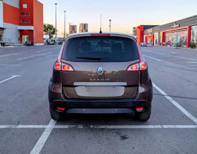Renault scenic iii, 2.0, 1 хозяин, без дтп, идеальное состояние!
Продаётся renault scenic 2011 года в состоянии нового. Машина по принципу «сел и поехал» без подводных камней.
​Характеристики:
​Двигатель: 2.0 л (140 л. С. ), бензин
​Коробка: автоматическая (классический гидротрансформатор)
​Пробег: 140 000 км (оригинальный)
​Владельцы: 1
​Птс: оригинал
​Ключевые преимущества:
​Идеальная автотека: без дтп, расчётов и выплат.
​Заводской окрас: ни одна деталь не перекрашивалась.
​Все стёкла родные: включая лобовое.
​Богатая комплектация: двухзонный климат-контроль, круиз-контроль, датчики света/дождя, акпп tiptronic и др.
​Отличное техническое состояние: полностью обслужен. Запаска ни разу не ставилась.
​Любые проверки приветствуются. Машина для тех, кто ценит честность.
​Цена:
Торг у капота.
Телефон: телеграм +79490036029 - фотография - 5