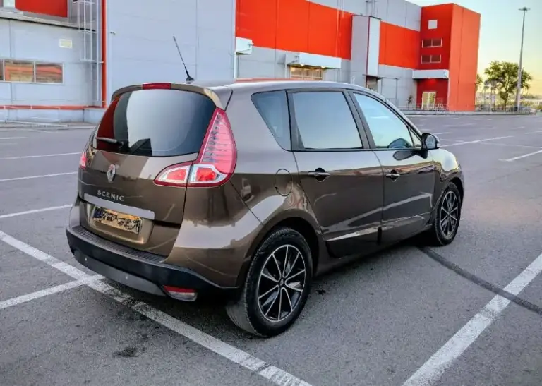Renault scenic iii, 2.0, 1 хозяин, без дтп, идеальное состояние!
Продаётся renault scenic 2011 года в состоянии нового. Машина по принципу «сел и поехал» без подводных камней.
​Характеристики:
​Двигатель: 2.0 л (140 л. С. ), бензин
​Коробка: автоматическая (классический гидротрансформатор)
​Пробег: 140 000 км (оригинальный)
​Владельцы: 1
​Птс: оригинал
​Ключевые преимущества:
​Идеальная автотека: без дтп, расчётов и выплат.
​Заводской окрас: ни одна деталь не перекрашивалась.
​Все стёкла родные: включая лобовое.
​Богатая комплектация: двухзонный климат-контроль, круиз-контроль, датчики света/дождя, акпп tiptronic и др.
​Отличное техническое состояние: полностью обслужен. Запаска ни разу не ставилась.
​Любые проверки приветствуются. Машина для тех, кто ценит честность.
​Цена:
Торг у капота.
Телефон: телеграм +79490036029 - фотография - 6