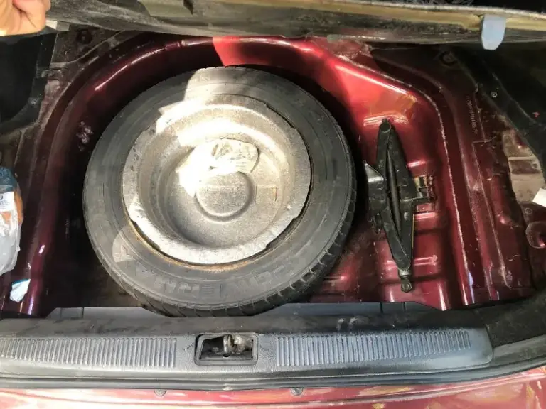Собственник. Продам hyundai 2008 года, двигатель 1.6, коробка автомат, пробег родной 241 тысяча.
Автомобиль в достойном состоянии, практически весь в родном окрасе ( косметический окрас двух элементов, без шпатлевки ) на полном и уверенном ходу, езжу каждый день. Комплектация: гур, абс, кондиционер, подогрев зеркал, заднего стекла, сидений, электрорегулировка фар и зеркал.
Все обслужено. По кузову есть мелкие сколы и царапины, в живую автомобиль смотрится так же как и на фото, к продаже не готовил, подкапотное пространство не вымывал.
Стаканы, ланжероны, пороги и днище в идеальном состоянии, сварки не видели, дыр, рыжиков нет.
Стоимость автомобиля 580 тысяч, обоснованно поторгуюсь.
2 Комплекта колес (летняя резина новая).
+79494149772 - фотография - 7
