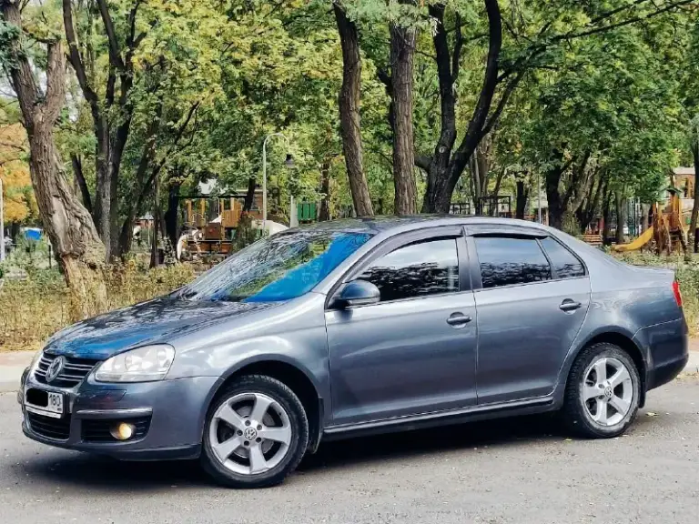 Volkswagen jetta 2010 года выпуска, оснащённый надёжным двигателем объёмом 1.6 литра и механической коробкой передач, предлагается к продаже с пробегом 209 тысяч километров. По мотору, коробке передач и ходовой части автомобиля никаких вопросов нет — все узлы и агрегаты находятся в исправном состоянии. Внешний вид машины приятный и ухоженный, что делает её привлекательной. Цена за данный автомобиль составляет 725.000,что является выгодным предложением для тех, кто ищет качественный и проверенный автомобиль в этом сегменте. Продажа автомобиля от владельца. Для получения подробной информации, вы можете связаться по номеру телефона +79490454766 либо +79498069344 - фотография - 2