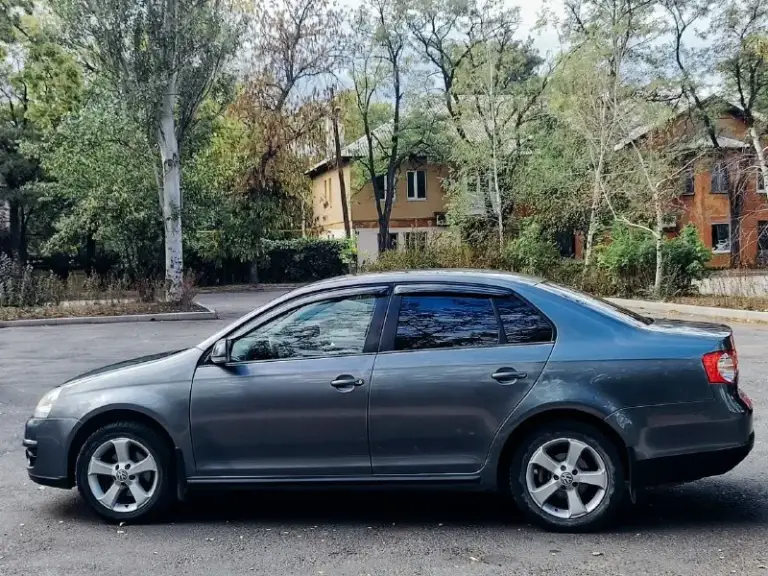 Volkswagen jetta 2010 года выпуска, оснащённый надёжным двигателем объёмом 1.6 литра и механической коробкой передач, предлагается к продаже с пробегом 209 тысяч километров. По мотору, коробке передач и ходовой части автомобиля никаких вопросов нет — все узлы и агрегаты находятся в исправном состоянии. Внешний вид машины приятный и ухоженный, что делает её привлекательной. Цена за данный автомобиль составляет 725.000,что является выгодным предложением для тех, кто ищет качественный и проверенный автомобиль в этом сегменте. Продажа автомобиля от владельца. Для получения подробной информации, вы можете связаться по номеру телефона +79490454766 либо +79498069344 - фотография - 3
