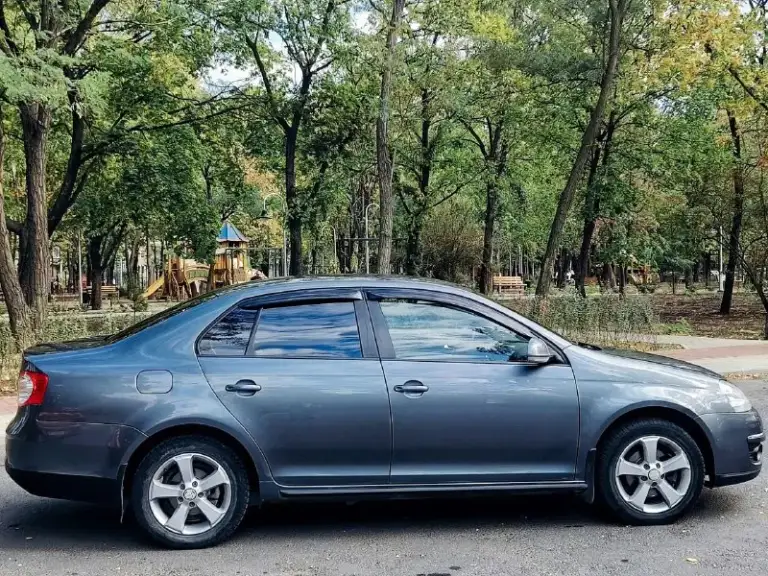 Volkswagen jetta 2010 года выпуска, оснащённый надёжным двигателем объёмом 1.6 литра и механической коробкой передач, предлагается к продаже с пробегом 209 тысяч километров. По мотору, коробке передач и ходовой части автомобиля никаких вопросов нет — все узлы и агрегаты находятся в исправном состоянии. Внешний вид машины приятный и ухоженный, что делает её привлекательной. Цена за данный автомобиль составляет 725.000,что является выгодным предложением для тех, кто ищет качественный и проверенный автомобиль в этом сегменте. Продажа автомобиля от владельца. Для получения подробной информации, вы можете связаться по номеру телефона +79490454766 либо +79498069344 - фотография - 4