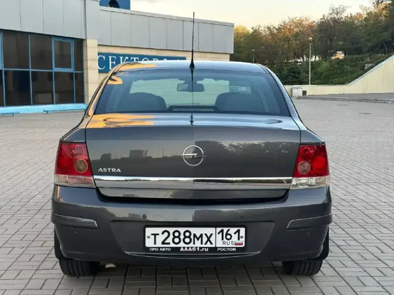 Opel astra н рестайлинг.
Кузов оцинкован.
Год 2010.
Пробег 176т. Км.
Объем 1.6
Коробка механика.
Комплектация косма.
1 Хозяин.
Авто в прекрасном состоянии обслуженный вложений не требует по кузову без дефектов всё как на фото, салон целый не поцарапан не порван состояние новой машины, двигатель работает тихо ровно без замечаний, ходовая часть вся исправно без лишних шумов, климат работает холодит, в комплектации имеется круизконтроль мультируль климат контроль датчик дождя датчик света парктроники покровки подлокотник кожаный салон хорошая летняя резина литые диски автомобиль покупался в ростове-на-дону новым экспортировался одним хозяином без дтп вся база чистая птс оригинал документы в полном порядке.
Г. Мариуполь.
Цена 630 т, руб.
Тел : +7 (949) 580-62-90
Тел : +7 961 313 02 22 - фотография - 2