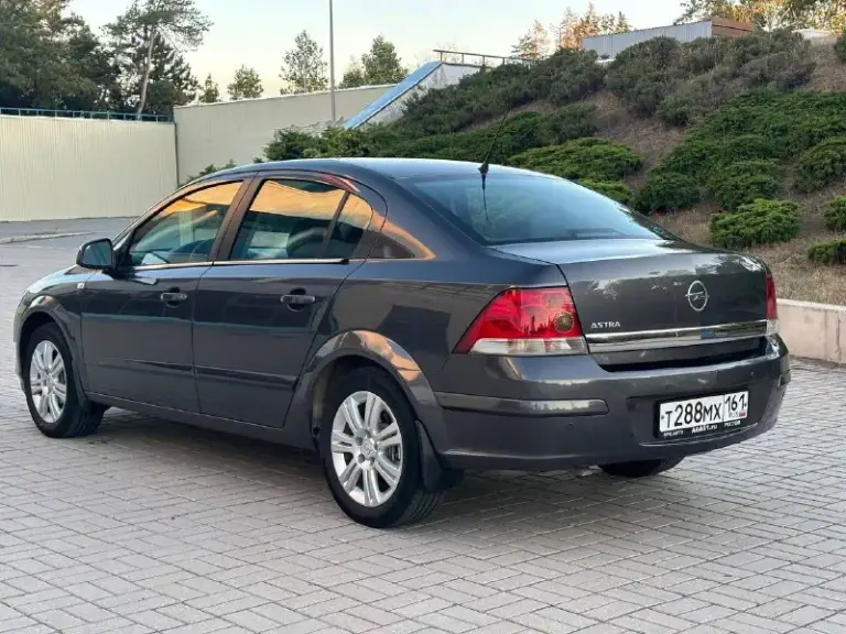Opel astra н рестайлинг.
Кузов оцинкован.
Год 2010.
Пробег 176т. Км.
Объем 1.6
Коробка механика.
Комплектация косма.
1 Хозяин.
Авто в прекрасном состоянии обслуженный вложений не требует по кузову без дефектов всё как на фото, салон целый не поцарапан не порван состояние новой машины, двигатель работает тихо ровно без замечаний, ходовая часть вся исправно без лишних шумов, климат работает холодит, в комплектации имеется круизконтроль мультируль климат контроль датчик дождя датчик света парктроники покровки подлокотник кожаный салон хорошая летняя резина литые диски автомобиль покупался в ростове-на-дону новым экспортировался одним хозяином без дтп вся база чистая птс оригинал документы в полном порядке.
Г. Мариуполь.
Цена 630 т, руб.
Тел : +7 (949) 580-62-90
Тел : +7 961 313 02 22 - фотография - 4