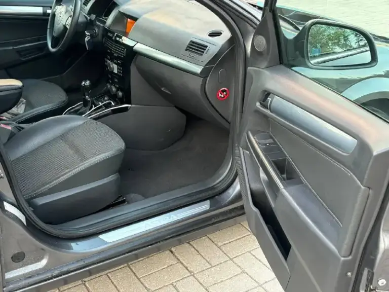 Opel astra н рестайлинг.
Кузов оцинкован.
Год 2010.
Пробег 176т. Км.
Объем 1.6
Коробка механика.
Комплектация косма.
1 Хозяин.
Авто в прекрасном состоянии обслуженный вложений не требует по кузову без дефектов всё как на фото, салон целый не поцарапан не порван состояние новой машины, двигатель работает тихо ровно без замечаний, ходовая часть вся исправно без лишних шумов, климат работает холодит, в комплектации имеется круизконтроль мультируль климат контроль датчик дождя датчик света парктроники покровки подлокотник кожаный салон хорошая летняя резина литые диски автомобиль покупался в ростове-на-дону новым экспортировался одним хозяином без дтп вся база чистая птс оригинал документы в полном порядке.
Г. Мариуполь.
Цена 630 т, руб.
Тел : +7 (949) 580-62-90
Тел : +7 961 313 02 22 - фотография - 8