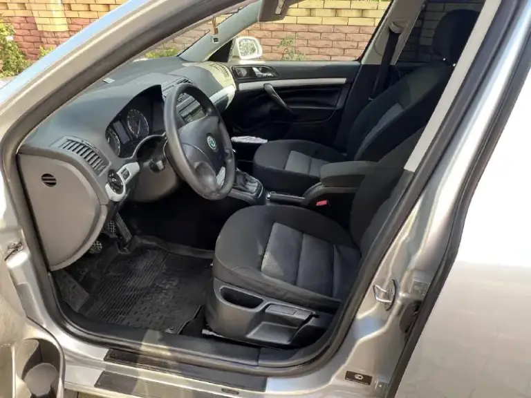 Skoda octavia 2008 года выпуска пробег 180 000 км сборка чехия двигатель 1.6 mpi самый надёжный и простой восьми клапан коробка механика в дтп не участвовала всё стёкла оригинал включая лобовое кондиционер рабочий по кузову нареканий нет за всё время владели 2 хозяина все вопросы по телефону цена 780 000 тысяч рублей +79493929882 - фотография - 9