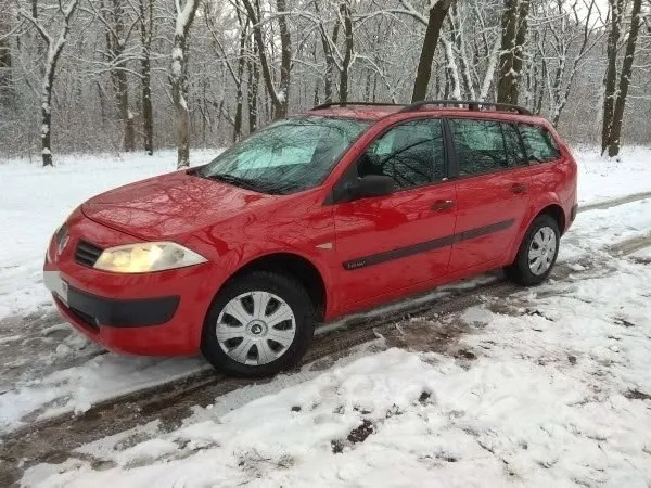 Продам renault megane 2 universal, год выпуска: 2004, пробег: 180 000 км. Машина хозяйская, сел и поехал, довезет уверенно и с комфортом.
Коробка передач: механическая, объем двигателя: 1 598 см³
Расход топлива: 6 л/100км
Лакокрасочное покрытие: незначительные следы эксплуатации (мелкие царапины, сколы)
Техническое состояние:технически исправна, гаражное хранение.
Комфорт: кондиционер, электропакет, эл. Стеклоподъемники, тонирование стёкол, подогрев зеркал, подогрев сидений, датчик света, мультируль, бортовой компьютер, усилитель руля, датчик дождя, запуск кнопкой
Мультимедиа: aux, cd, usb
Безопасность: abs, подушка безопасности (airbag), центральный замок.
Резина лето, зима полный комплект так же идет с машиной, резина в отличном состоянии. Цена 600000 рос. Руб. Торг у капота. ☎️ +79493185083
📞 Звоните: +7(949)3185083 - фотография - 1