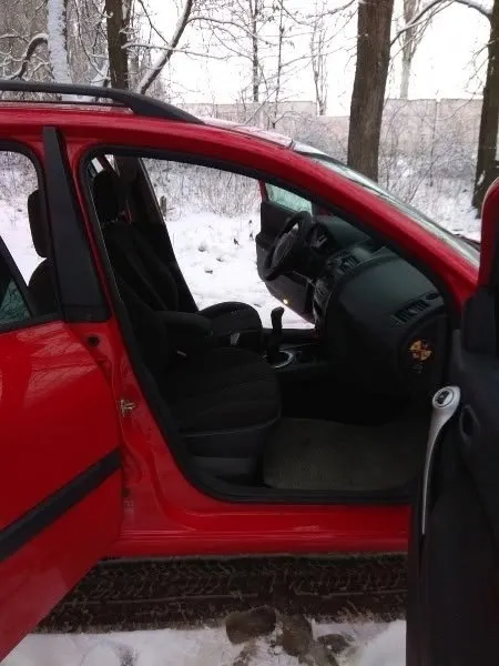 Продам renault megane 2 universal, год выпуска: 2004, пробег: 180 000 км. Машина хозяйская, сел и поехал, довезет уверенно и с комфортом.
Коробка передач: механическая, объем двигателя: 1 598 см³
Расход топлива: 6 л/100км
Лакокрасочное покрытие: незначительные следы эксплуатации (мелкие царапины, сколы)
Техническое состояние:технически исправна, гаражное хранение.
Комфорт: кондиционер, электропакет, эл. Стеклоподъемники, тонирование стёкол, подогрев зеркал, подогрев сидений, датчик света, мультируль, бортовой компьютер, усилитель руля, датчик дождя, запуск кнопкой
Мультимедиа: aux, cd, usb
Безопасность: abs, подушка безопасности (airbag), центральный замок.
Резина лето, зима полный комплект так же идет с машиной, резина в отличном состоянии. Цена 600000 рос. Руб. Торг у капота. ☎️ +79493185083
📞 Звоните: +7(949)3185083 - фотография - 2