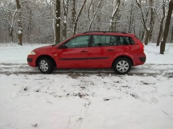 Продам renault megane 2 universal, год выпуска: 2004, пробег: 180 000 км. Машина хозяйская, сел и поехал, довезет уверенно и с комфортом.
Коробка передач: механическая, объем двигателя: 1 598 см³
Расход топлива: 6 л/100км
Лакокрасочное покрытие: незначительные следы эксплуатации (мелкие царапины, сколы)
Техническое состояние:технически исправна, гаражное хранение.
Комфорт: кондиционер, электропакет, эл. Стеклоподъемники, тонирование стёкол, подогрев зеркал, подогрев сидений, датчик света, мультируль, бортовой компьютер, усилитель руля, датчик дождя, запуск кнопкой
Мультимедиа: aux, cd, usb
Безопасность: abs, подушка безопасности (airbag), центральный замок.
Резина лето, зима полный комплект так же идет с машиной, резина в отличном состоянии. Цена 600000 рос. Руб. Торг у капота. ☎️ +79493185083
📞 Звоните: +7(949)3185083 - фотография - 4