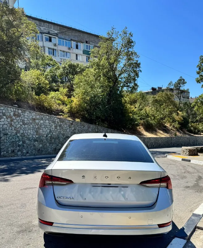 Добрый день.
Продам в добрые руки свой автомобиль.
Я единственный владелец, подбирал машину для себя очень тщательно и не ошибся😀
Двигатель 1,4 л, очень резвый и экономичный, 8 ступ. Классический автомат айсин, никаких роботов))
Покупал ее в лизинг в октябре 2021 года, так как был руководителем в этой фирме.
Обслуживался до 75 тысяч у дилера( первый раз на 60 000 км меняли масло в коробке, второй раз поменял масло в акпп на 93.000 еще свечи и масло в двс и все фильтра).
Есть все заказ наряды, с чеками.
Произвел виброшумоизоляцию полностью багажного отделения.
В 2022 года красил задний бампер по каско ( собака на парковке поцарапала бампер)
Машина в идеальном состоянии и полностью обслужена, замена масла каждые 7 тысяч км, масло ravenol vsi 5w-30.
Летняя резина новая ( пробег 4000 км )
Kumho ps72 245/40/19 держит дорогу шикарно, тормозит великолепно.
Следующему хозяину отдам в подарок комплект оригинальных ковриков и комплект зимней резины 245/40/19.
2 Ключа и серви
📞 Звоните: +7(978)9539519 - фотография - 6