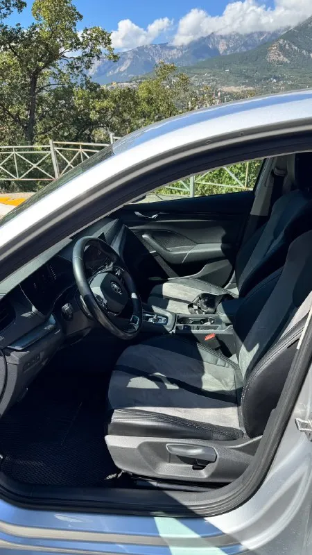 Добрый день.
Продам в добрые руки свой автомобиль.
Я единственный владелец, подбирал машину для себя очень тщательно и не ошибся😀
Двигатель 1,4 л, очень резвый и экономичный, 8 ступ. Классический автомат айсин, никаких роботов))
Покупал ее в лизинг в октябре 2021 года, так как был руководителем в этой фирме.
Обслуживался до 75 тысяч у дилера( первый раз на 60 000 км меняли масло в коробке, второй раз поменял масло в акпп на 93.000 еще свечи и масло в двс и все фильтра).
Есть все заказ наряды, с чеками.
Произвел виброшумоизоляцию полностью багажного отделения.
В 2022 года красил задний бампер по каско ( собака на парковке поцарапала бампер)
Машина в идеальном состоянии и полностью обслужена, замена масла каждые 7 тысяч км, масло ravenol vsi 5w-30.
Летняя резина новая ( пробег 4000 км )
Kumho ps72 245/40/19 держит дорогу шикарно, тормозит великолепно.
Следующему хозяину отдам в подарок комплект оригинальных ковриков и комплект зимней резины 245/40/19.
2 Ключа и серви
📞 Звоните: +7(978)9539519 - фотография - 8