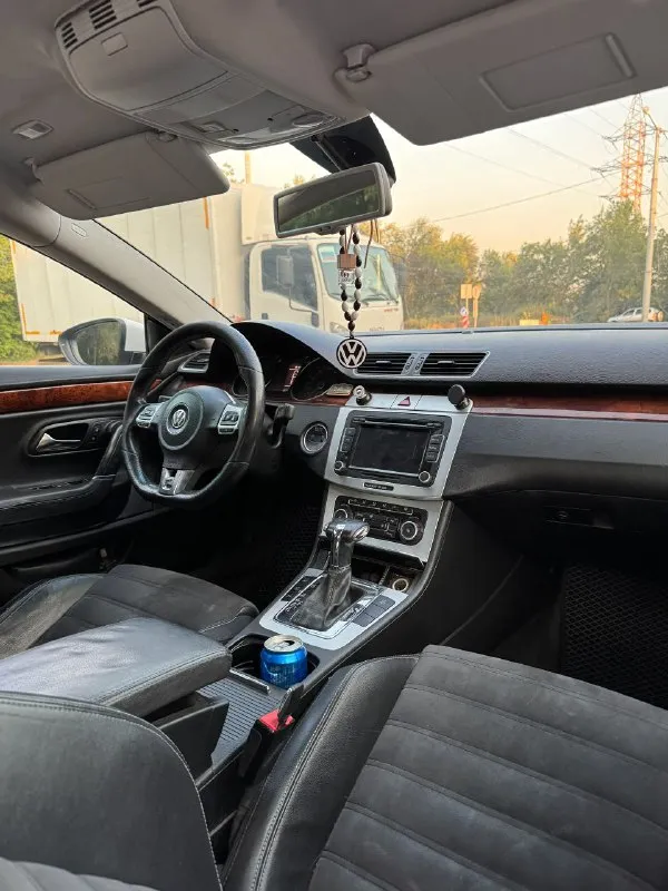 Продам volkswagen passat cc (2011 года выпуска)
На моторе 1.8 турбо, мотор работает отлично, не дымит, не троит, масло не ест
Коротка дгс (заменен мехатроник, и маховик, переключает идеально, в каждом режиме
Технически без вложений, сел завел, поехал
Установлен руль от golf r с подрелевыми лепестками работает каждая кнопка, климат холодит и греет, установлен хороший свет
Передвигаюсь на автомобиле каждый день
С документами полный порядок
Цена 1.030.000 торг у капота (обмен/кредит)
Связь +79495243278
Осмотр макеевка - фотография - 7