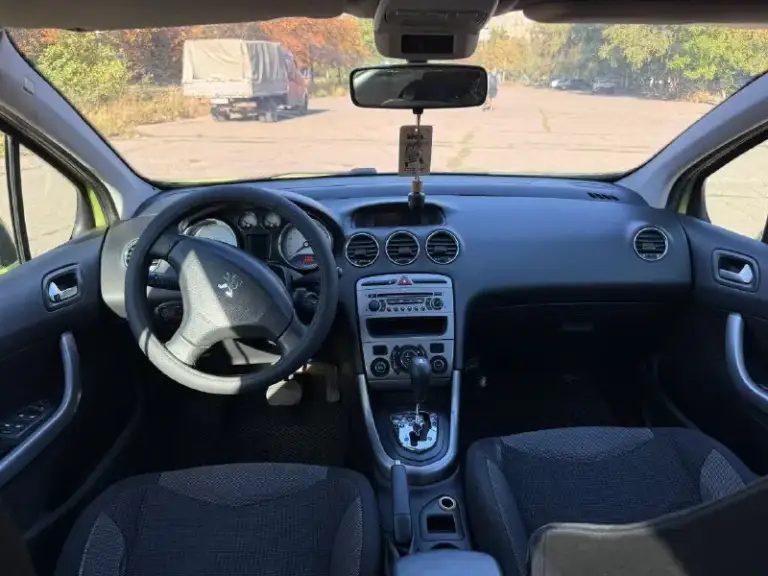 Peugeot 308, 2008 г. Акпп
Продаю свой peugeot 308, 2007 года выпуска. Пробег 177 000 км.
Автомобиль в отличном состоянии, полностью обслужен и не требует вложений. Машина всю жизнь провела на юге и не видела зимних солей, поэтому кузов в отличном состоянии!
Комплектация:
• Двухзонный климат-контроль
• Подогрев сидений
• Круиз-контроль
Что было сделано:
• Полностью заменены тормоза (диски, колодки, суппорты).
• Установлена контрактная акпп.
• Новые радиаторы (основной и кондиционера).
• Новый компрессор кондиционера.
• Обслужена ходовая и установлена новая летняя резина.
Цена: 485₽
Осмотр: донецк, текстильщик.
☎️ +79494816348 - фотография - 8