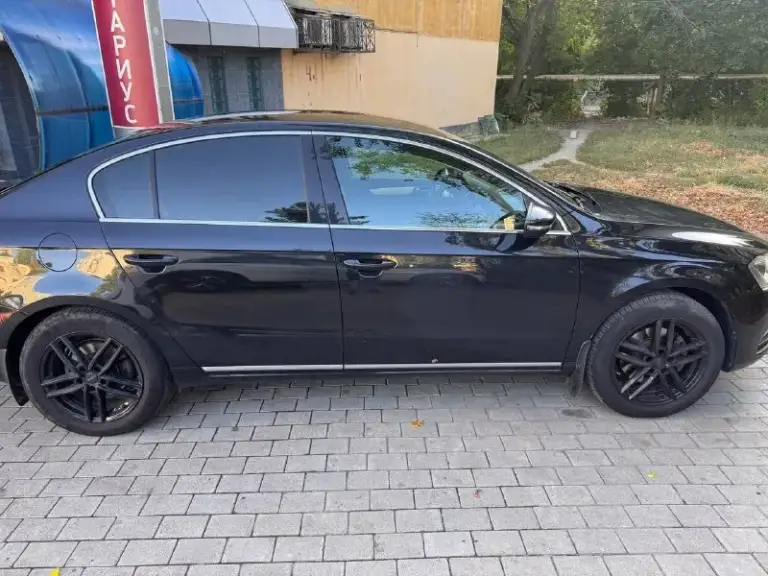 Volkswagen passat b7 1.8 tsi
Кпп - роботизированная 7ст
Пробег - 163.555km
Цена - 1.250.000₽
Год выпуска - 2011
Тел. - +79494198582
Если не отвечаю на него звоните на второй номер: +79495791941
Автомобиль в хорошем состоянии, с родным пробегом. По кузову есть коцки от камней и небольшие рыжики. Техническая часть на 5+ полностью обслужена и не требует никаких вложений. Двигатель работает идеально, без каких либо посторонних звуков. Коробка переключает плавно. Комплектация: двухзонный климат-контроль; комбинированный салон (кожа+алькантара) подогревы передних сидений; эл. Складываемые зеркала с эл. Регулировкой; парктроники перед, зад; мультируль; 17 диски с шикарной резиной continental (отьездила два сезона) вместе с машиной отдаю зимнюю резину continental (отьездила 2 месяца зимой) с дисками; 2 пары ключей;  сигнализация старлайн; датчик света и дождя; недавно поставил би-лед модули, свет шикарный.
Продаю в связи с покупкой другой машины. Все интересующие вопросы задавайте по телефону, могу сразу не ответить, но как увижу, перезвоню - фотография - 10