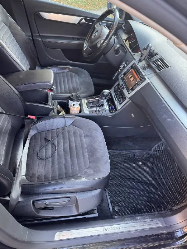 Volkswagen passat b7 1.8 tsi
Кпп - роботизированная 7ст
Пробег - 163.555km
Цена - 1.250.000₽
Год выпуска - 2011
Тел. - +79494198582
Если не отвечаю на него звоните на второй номер: +79495791941
Автомобиль в хорошем состоянии, с родным пробегом. По кузову есть коцки от камней и небольшие рыжики. Техническая часть на 5+ полностью обслужена и не требует никаких вложений. Двигатель работает идеально, без каких либо посторонних звуков. Коробка переключает плавно. Комплектация: двухзонный климат-контроль; комбинированный салон (кожа+алькантара) подогревы передних сидений; эл. Складываемые зеркала с эл. Регулировкой; парктроники перед, зад; мультируль; 17 диски с шикарной резиной continental (отьездила два сезона) вместе с машиной отдаю зимнюю резину continental (отьездила 2 месяца зимой) с дисками; 2 пары ключей;  сигнализация старлайн; датчик света и дождя; недавно поставил би-лед модули, свет шикарный.
Продаю в связи с покупкой другой машины. Все интересующие вопросы задавайте по телефону, могу сразу не ответить, но как увижу, перезвоню - фотография - 2