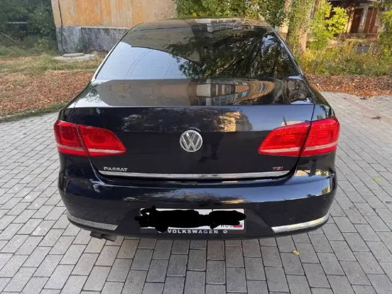Volkswagen passat b7 1.8 tsi
Кпп - роботизированная 7ст
Пробег - 163.555km
Цена - 1.250.000₽
Год выпуска - 2011
Тел. - +79494198582
Если не отвечаю на него звоните на второй номер: +79495791941
Автомобиль в хорошем состоянии, с родным пробегом. По кузову есть коцки от камней и небольшие рыжики. Техническая часть на 5+ полностью обслужена и не требует никаких вложений. Двигатель работает идеально, без каких либо посторонних звуков. Коробка переключает плавно. Комплектация: двухзонный климат-контроль; комбинированный салон (кожа+алькантара) подогревы передних сидений; эл. Складываемые зеркала с эл. Регулировкой; парктроники перед, зад; мультируль; 17 диски с шикарной резиной continental (отьездила два сезона) вместе с машиной отдаю зимнюю резину continental (отьездила 2 месяца зимой) с дисками; 2 пары ключей;  сигнализация старлайн; датчик света и дождя; недавно поставил би-лед модули, свет шикарный.
Продаю в связи с покупкой другой машины. Все интересующие вопросы задавайте по телефону, могу сразу не ответить, но как увижу, перезвоню - фотография - 8