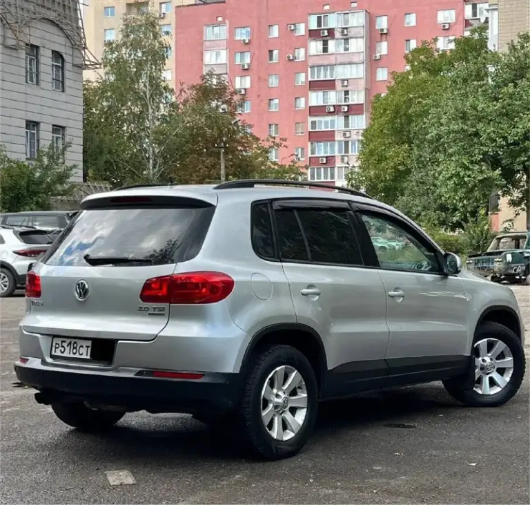 Продам volkswagen tiguan❗️
2014 Год выпуска
Объем двигателя 2.0л tsi (200 лс. )
Asin 6-ст.
Полный привод
Автомобиль находится в идеальном состоянии как по кузову так и по технической части
Двигатель на 5 +✔ работает идеально не троит не дымит двигатель масла не расходует от замены до замены 7000 км
Турбина дует как положено
На 5+ ✔ работает во всех режимах плавно без рывков и пенков
Подвеска на 5+✔ не гремит не стучит.
В автомобиле есть все для комфортного вождения, датчик дождя, датчик света, адаптивные фары, электро складывание зеркал, регулировка зеркал, подогрев зеркал, и подогрева сидений, двухзонный климат контроль, электро стеклопакет, доводчики стёкл, круизконтроль, парктроники, авто холт, омыватель фар, холодильник, световая встреча, стоит заводская аудиосистема все четыре колонки играют очень хорошо, штатный магнитофон, электро ручник, мультируль, дорога домой, датчик давления шин, абс, есп, offroad,
Центральный замок, стоят литые 16-й д
📞 Звоните: +7(949)7016920 - фотография - 3