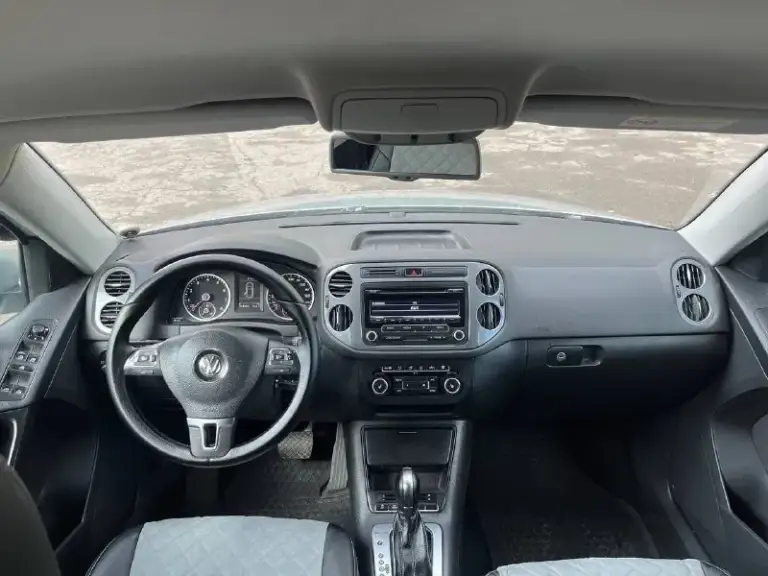 Продам volkswagen tiguan❗️
2014 Год выпуска
Объем двигателя 2.0л tsi (200 лс. )
Asin 6-ст.
Полный привод
Автомобиль находится в идеальном состоянии как по кузову так и по технической части
Двигатель на 5 +✔ работает идеально не троит не дымит двигатель масла не расходует от замены до замены 7000 км
Турбина дует как положено
На 5+ ✔ работает во всех режимах плавно без рывков и пенков
Подвеска на 5+✔ не гремит не стучит.
В автомобиле есть все для комфортного вождения, датчик дождя, датчик света, адаптивные фары, электро складывание зеркал, регулировка зеркал, подогрев зеркал, и подогрева сидений, двухзонный климат контроль, электро стеклопакет, доводчики стёкл, круизконтроль, парктроники, авто холт, омыватель фар, холодильник, световая встреча, стоит заводская аудиосистема все четыре колонки играют очень хорошо, штатный магнитофон, электро ручник, мультируль, дорога домой, датчик давления шин, абс, есп, offroad,
Центральный замок, стоят литые 16-й д
📞 Звоните: +7(949)7016920 - фотография - 5