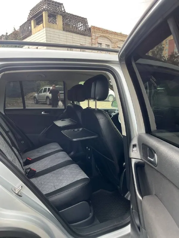Продам volkswagen tiguan❗️
2014 Год выпуска
Объем двигателя 2.0л tsi (200 лс. )
Asin 6-ст.
Полный привод
Автомобиль находится в идеальном состоянии как по кузову так и по технической части
Двигатель на 5 +✔ работает идеально не троит не дымит двигатель масла не расходует от замены до замены 7000 км
Турбина дует как положено
На 5+ ✔ работает во всех режимах плавно без рывков и пенков
Подвеска на 5+✔ не гремит не стучит.
В автомобиле есть все для комфортного вождения, датчик дождя, датчик света, адаптивные фары, электро складывание зеркал, регулировка зеркал, подогрев зеркал, и подогрева сидений, двухзонный климат контроль, электро стеклопакет, доводчики стёкл, круизконтроль, парктроники, авто холт, омыватель фар, холодильник, световая встреча, стоит заводская аудиосистема все четыре колонки играют очень хорошо, штатный магнитофон, электро ручник, мультируль, дорога домой, датчик давления шин, абс, есп, offroad,
Центральный замок, стоят литые 16-й д
📞 Звоните: +7(949)7016920 - фотография - 6