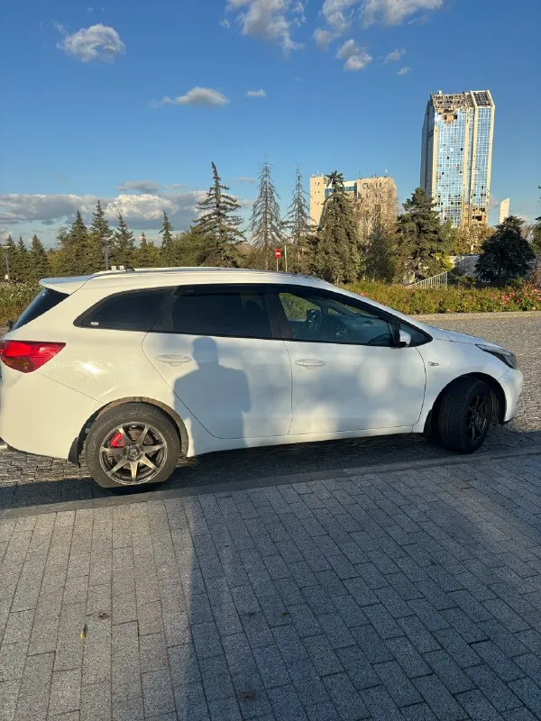 Продам автомобиль, kia ceed 2012 года выпуска, я второй владелец, машина в технически исправном состоянии, двигатель 1,6 в сочетании с механикой 6 ст. , пробег 150 тыс. На машине установлено гбо, на сидениях одеты чехлы, салон в отличном состоянии, комплектация с климатом, подогрев руля, зеркал и тд. , на кузове присутствуют возрастные коцки! Машина не новая! Но в очень хорошем состоянии!!! Цена 1млн.50 тыс рублей. Торг присутствует! Тел +79493334076 территориально донецк калининский район! Звоните поподробней расскажу!
📞 Звоните: +7(949)3334076 - фотография - 2