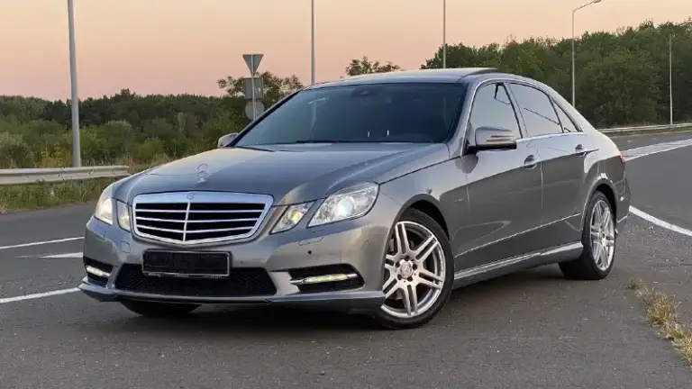 Mercedes benz w212
Автомобиль в идеальном состоянии, не бит не крашен! Готов на любые проверки за ваш счет! Весь передок со стойками, ручками и зеркалами в качественной броне пленке. Автомобиль весь обслужен, не требует ни малейших вложений, масла и фильтра новые. Максимальная комплектация. Amg обвес заводской. Amg диски оригинал r18! Панорама!двигатель и коробка работают идеально, двигатель без турбин самый надежный атмосферный. (двигатель 276.952 чугунный) кто знает тот поймет, в паре с коробкой автомат 7g-tronic. Кузов в идеальном состоянии
Салон как новый ни потертостей ни дыр, в салоне не курят.
В общем приезжайте на осмотр и сами убедитесь в качестве этого автомобиля!
С документами полный порядок любой вид оформления.
Двигатель 3.5 (бензин)
Коробка автомат
Год 2012
Цена 1.650.000₽
Торг присутствует только при осмотре автомобиля!
📱+79494748264 +79886224342
Телеграмм ⬆️ вотсап ⬆️
📞 Звоните: +7(949)4748264 - фотография - 9