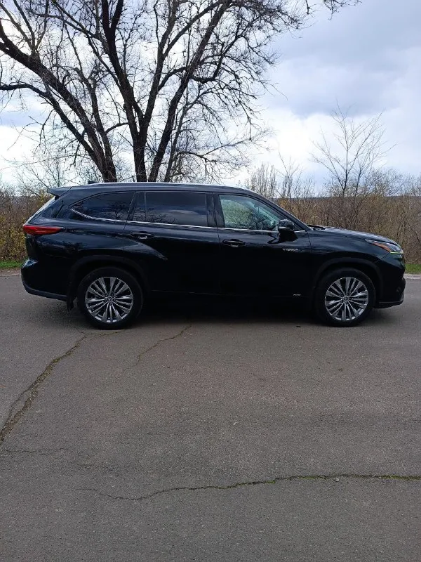 Продам гибридный toyota highlander 2.5 at 2020 год
90 Т. Км.
Отличное состояние. Комплектация платинум.
Есть все, панорама, проекция на лобовое стекло, большой монитор, круговой обзор, активный круиз, 3 ряда сидений второй капитаны.
Салон кожа. Вентиляция, подогрев сидений.
4.6🍋
+79497215525 - фотография - 4